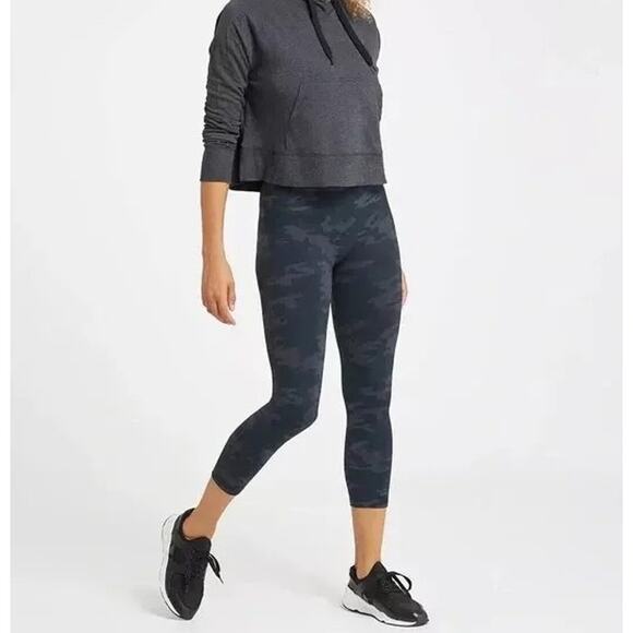 SPANX Womens Cropped Look At Me Now Leggings Size Medium Black Camo Seamless - Picture 1 of 11